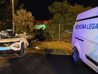 O mașină a intrat cu viteză în 3 vehicule parcate. Șoferul a murit, o Dacia Spring distrusă - Foto: sansanews.ro