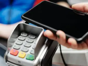 CEC Bank lansează un serviciu de plăţi cu telefonul mobil, fără card bancar - Foto: Pexels/Jack Sparrow