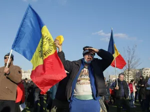 Sute de manifestanți participă la un protest față de vaccinarea obligatorie, la București. Foto Inquam Photos/Octav Ganea