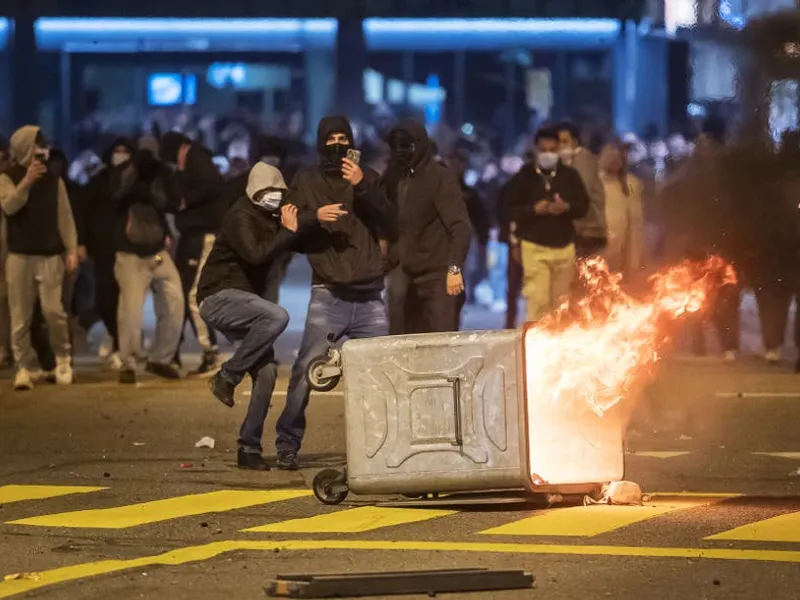 Proteste împotriva restricțiilor COVID, în Elveția. Poliția a folosit gloanţe de cauciuc și gaze. / Foto: agerpres.ro