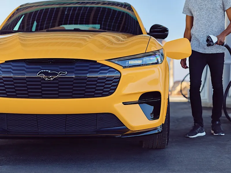 Ford a oprit livrările modelului electric Mustang Mach-E și a chemat în service 49.000 de unități. / Foto: autoevolution.com