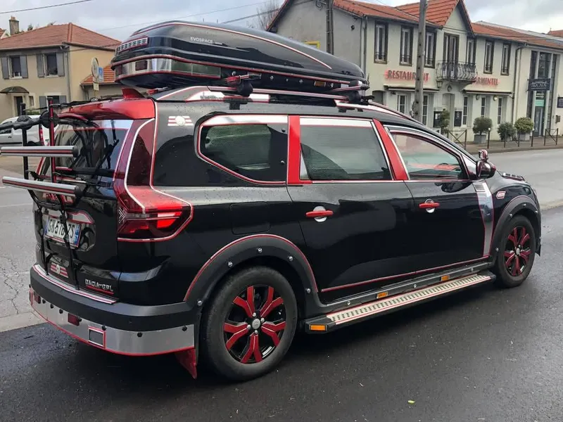 „Tuning”: Cum a transformat un șofer din Franța o Dacia Jogger în „culmea kitsch”-ului - Foto: Facebook/Dacia Duster Trails & Technical