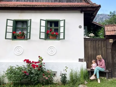 O familie a părăsit București pentru Sibiu. „Am ales o viață calmă pentru copii”. Din ce fac bani? - Foto: Instagram