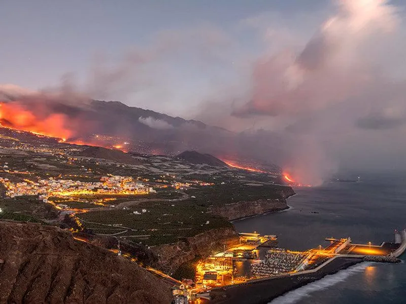 Vulcanul Cumbre Vieja a erupt din nou. Traficul aerian din jurul insulei La Palma, perturbat. / Foto: atalayar.com