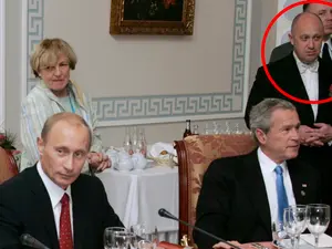 Vladimir Putin, George Bush (la masă) și Evgheni Prigojin (în dreapta în picioare) - Foto: Twitter/ Dmitry Kolezev