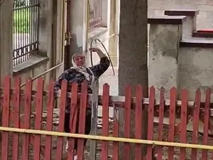 Asistenții sociali au fost atacați cu pietre și borcane Foto: captură video pressalert.ro/ adevarul.ro