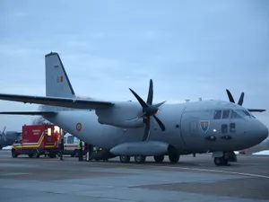 4 bolnavi de COVID în stare gravă, transportați cu avionul de la București la Iași. / Foto: Facebook/ Ministerul Apararii Nationale