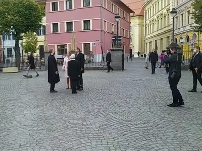 Klaus Iohannis și Carmen Iohannis, sosind la Catedrala Evanghelică din Sibiu. Captură foto Facebook Știri de Sibiu