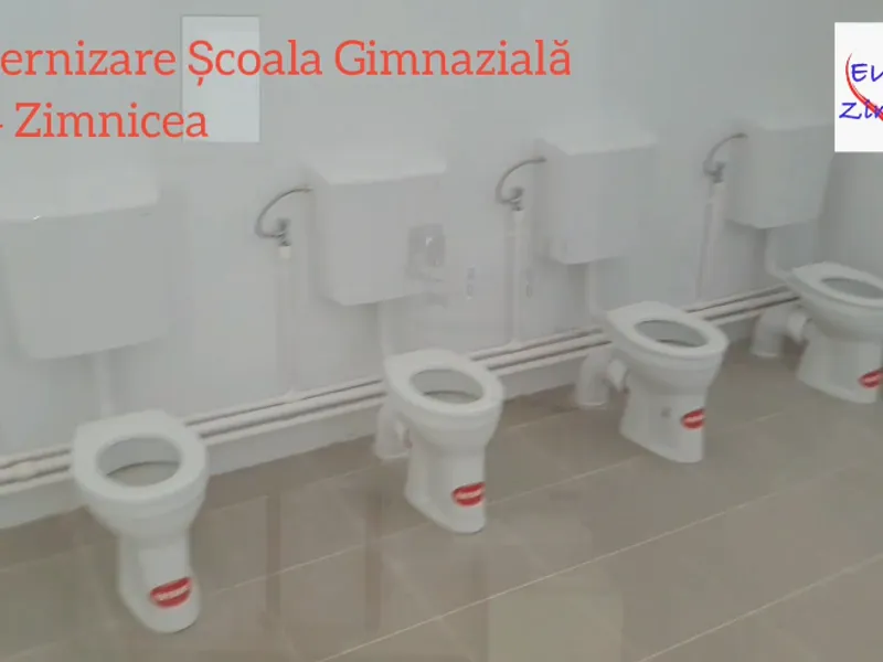 WC-urile modernizate de la Școala Gimnazială Nr. 4 din Zimnicea nu au pereți despărțitori Foto: captură Facebook/Primăria Orașului Zimnicea