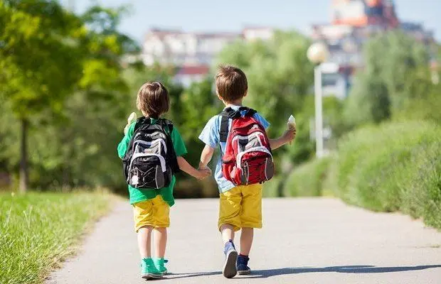 Ziua copiilor la sate: 37% merg la câmp, nu la ore; 47% urăsc școala. Naveta durează 51 de minute / durham.skip