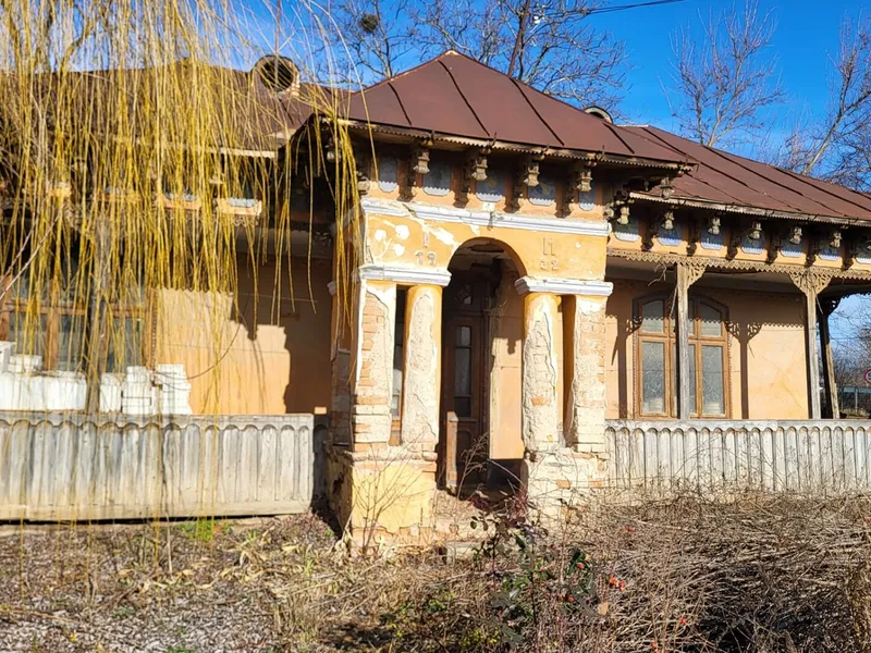 O casă a fost mutată cu totul pentru a face loc unei parcări. Va fi reabilitată în altă localitate - Foto: Monumente Renascute