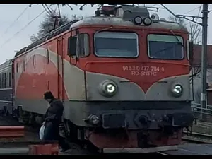 Un bătrân, la un pas să fie spulberat de un tren în viteză maximă, în Brănești Sat. / Foto: captură video