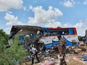 Tragedie după ce un microbuz a căzut peste un pod. 31 de oameni și-au pierdut viața - Foto: BBC