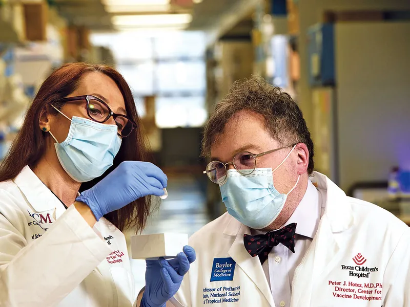 Dr. Peter J. Hotez și Dr. Maria Elena Bottazzi la Texas Children’s Center for Vaccine Development.