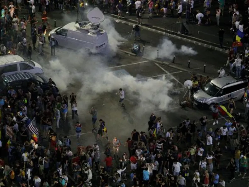 Incidente la protestele romanilor din diaspora fata de guvernul PSD, in Piata Victoriei, vineri, 10 august 2018 Foto: Inquam Photos / Octav Ganea