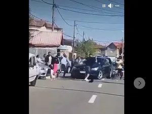 Bătaie generală, în stradă și la spital, între două clanuri din Pantelimon. De la ce s-au luat - Foto: Facebook/captură video