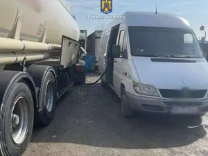 Cum a transformat un român o dubă în instalație de furat carburant din cisterne. Hoțul, arestat. - Foto: Poliția Română