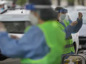 La vaccinare în Capitală, în centrul drive-through din Piața Constituției. Sursa: Inquam Photos - Octav Ganea