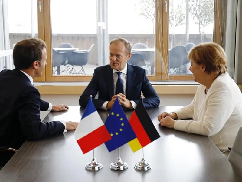 Președintele Consiliului European, Donald Tusk, încearcă să rezolve diferențele dintre Macron și Merkel Foto: Facebook