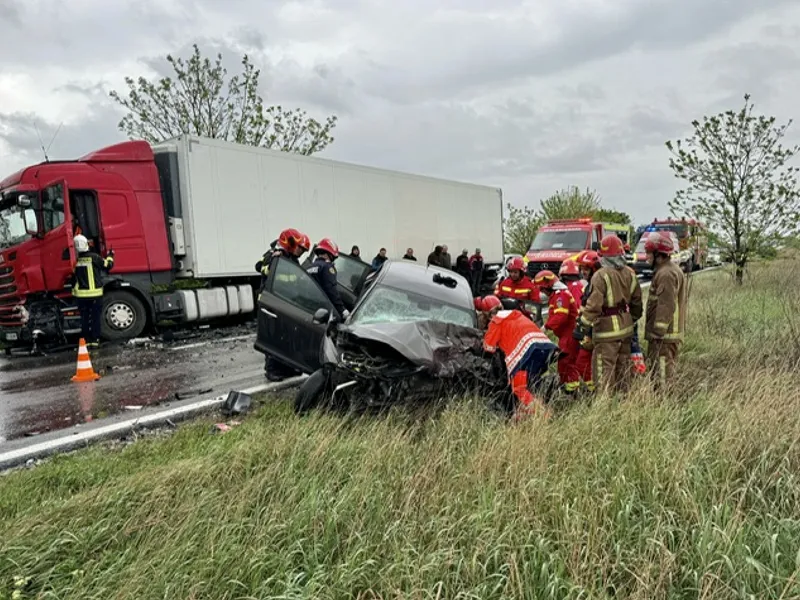 Accident grav cu 3 victime pe DN 1B. Două autoturisme și un TIR s-au ciocnit violent. Trafic blocat - Foto: Centrul infotrafic