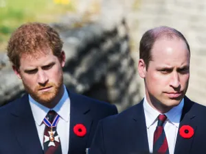 Prinţul William se va afla în faţă, întrucât este al doilea în ordinea succesiunii la tron după tatăl lor, prinţul Charles, urmat de Peter şi apoi de prinţul Harry. / Foto: vanityfair.com