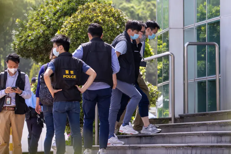 Conducerea ziarului Apple Daily din Hong Kong, arestată pentru uneltire cu forțe străine. / Foto: aljazeera.com