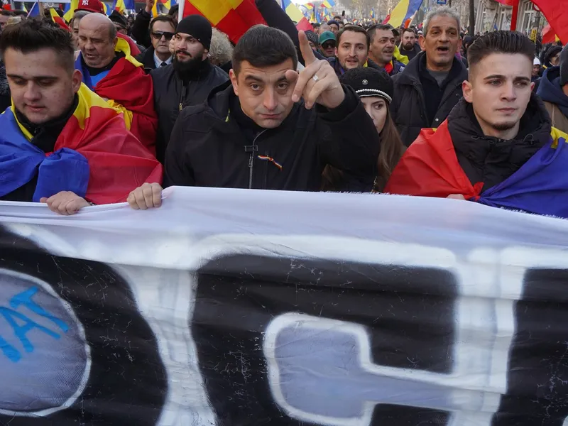 Cum a copiat Călin Georgescu atitudinea de „Zeu”? „Nici Mussolini nu a era alături de manifestanți” - Foto: Profimedia Images