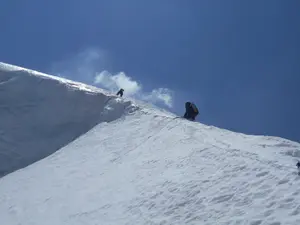 Alpinistul Horia Colibăşanu şi doi colegi, surprinşi de o avalanşă în Himalaya.  Foto Horia Colibășanu