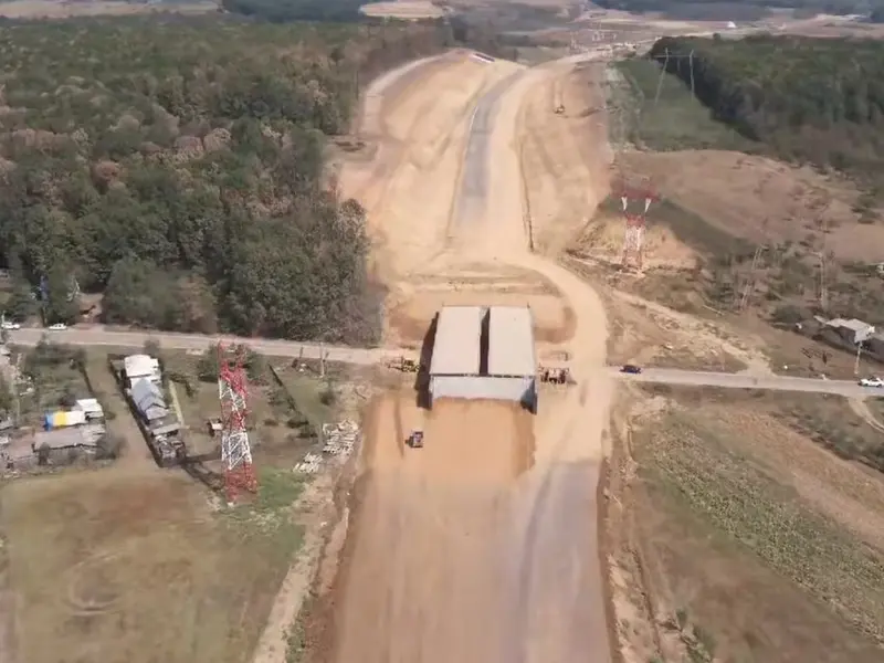 Ultimii 32 km ai Autostrăzii Ford trebuiau să fie gata în august. Umbrărescu a ajuns la 70% - Foto: captură video