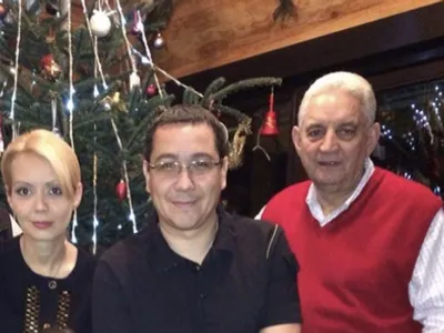 O familie fericită: fostul europarlamentar PSD Daciana Sârbu, fostul premier Victor Ponta și pensionarul Ilie Sârbu Foto: Facebook