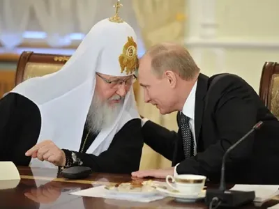 Patriarhul Kirill îi suflă-n strună lui Putin Foto: RIA Novosti