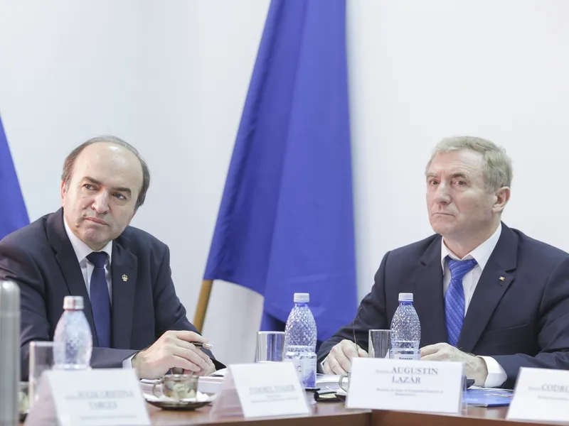 Tudorel Toader l-a confundat pe Augustin Lazăr (stânga). Foto Inquam Photos/Octav Ganea