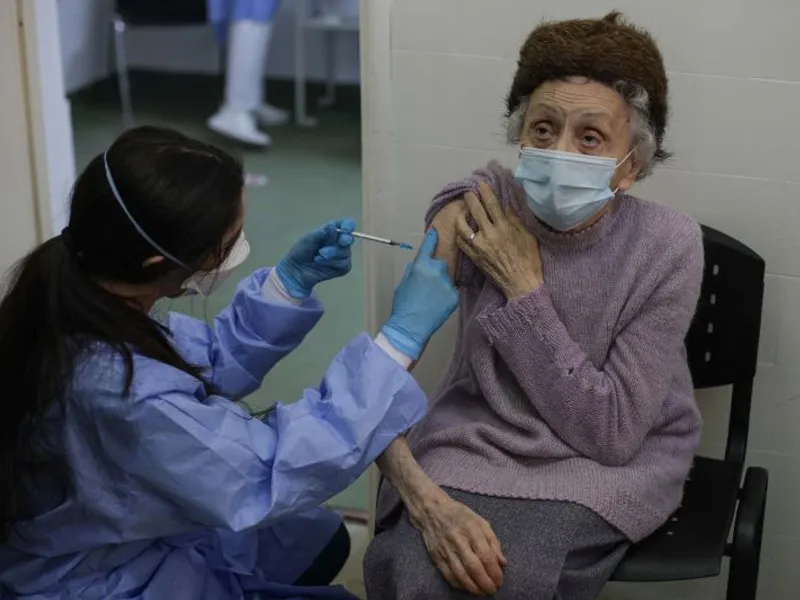 Vaccinarea rămâne singura soluție de protecție pentru formele grave. Foto Inquam Photos/Octav Ganea