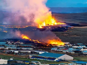 Erupția unui vulcan a declanșat iadul într-un sat pescăresc. Lava a înghițit casele oamenilor - Foto: Profimedia images