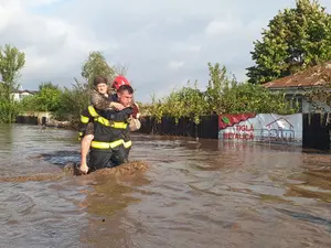 VIDEO El e Sebastian, pompierul-erou care a salvat viața unei pensionară de furia apelor - Foto: MAI