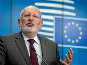 Vicepreşedintele Comisiei Europene, Frans Timmermans, admite că Uniunea Europeană (UE) a făcut greşeli în elaborarea strategiei de vaccinare împotriva noului tip de coronavirus. / Foto: euobserver.com