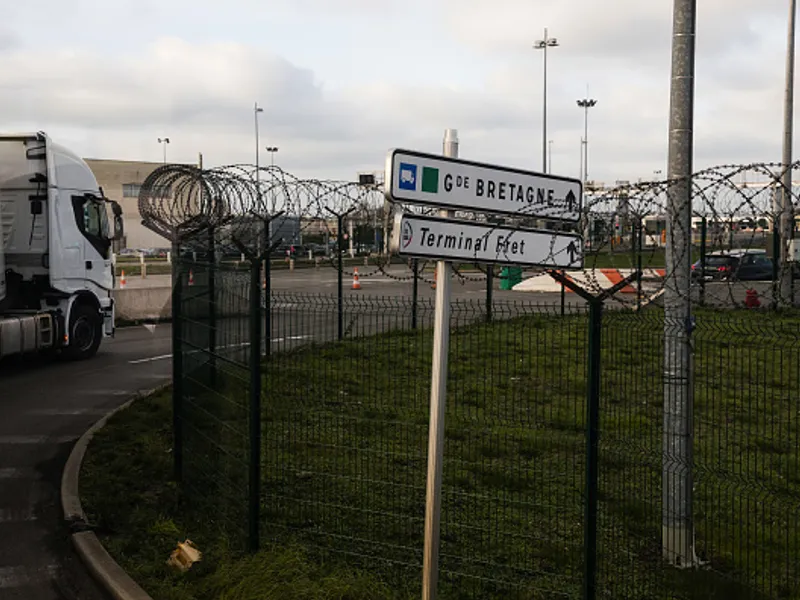 Un camion de transport pe un drum de acces lângă terminalul Eurotunnel din Calais. Foto Getty Images