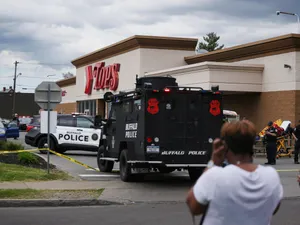 Un tânăr a deschis focul într-un supermarket din Buffalo, statul New York: cel puțin 10 morți. / Foto: nbcnews.com