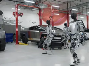 Un robot a atacat un inginer într-o fabrică Tesla - Foto: Youtube/Tesla