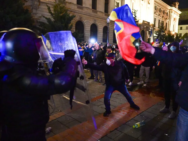 Protest pro-Georgescu, în fața sediul CCR. Un bărbat, ridicat de jandarmi. Care e motivul - Foto: Profimedia Images (rol ilustrativ)