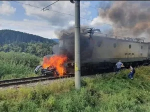 O locomotivă a luat foc după un accident cu un autoturism. 2 persoane, carbonizate. Foto Club Feroviar