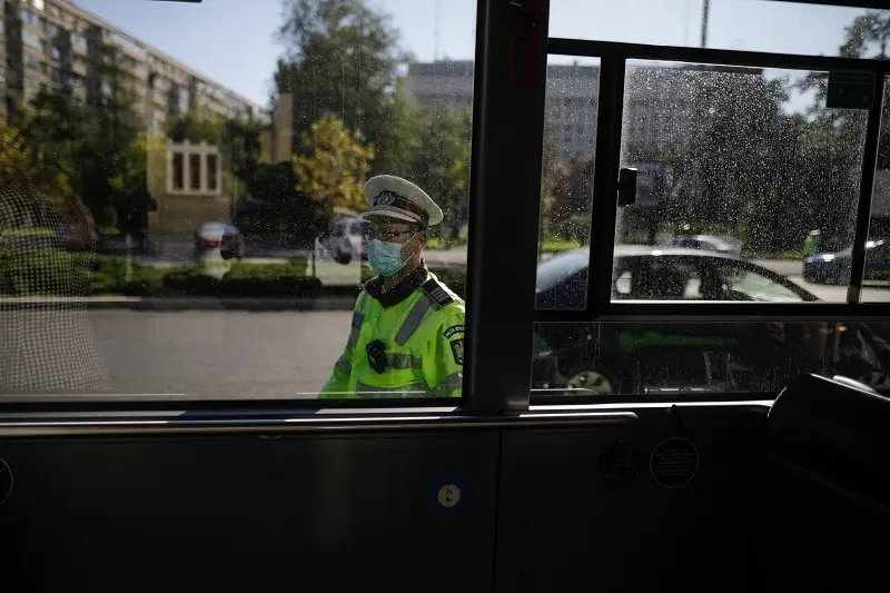 Poliția face controale în mijloacele de transport în comun, pentru a vedea dacă se respectă măsurile de siguranță. Sursa: Inquam Photos / George Călin