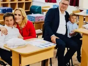 Gabriela Firea și cel mai recent scandal pe care l-a provocat, fotografiindu-se în prima zi de școală cu copiii în bănci, în condițiile în care restul părinților n-au avut voie în școală. Sursa: Facebook