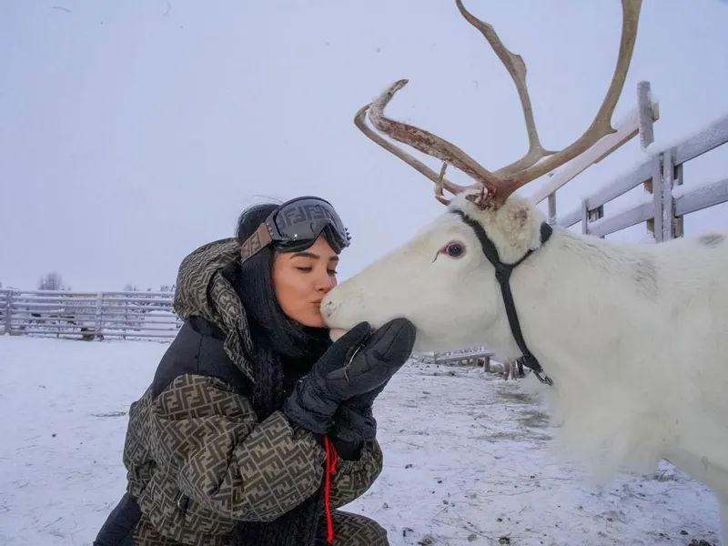 Adelina Pestrițu și fiica sa s-au întâlnit cu Moș Crăciun la el acasă, în Laponia. / Foto: Facebook, Adelina Ioana Pestrițu