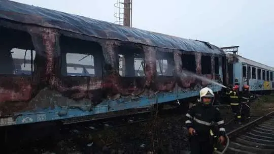 Incendiu la vagoane de tren dezafectate/Foto: isu bucuresti-ilfov