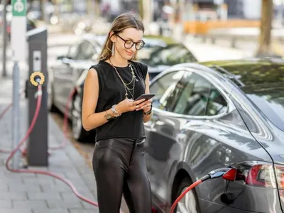 Mașinile electrificate, cotă de piață de 25% în România. Tesla de minimum 43.000 €, creștere de 530% - Foto: Profimedia Images - Rol ilustrativ