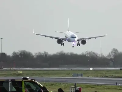 Momentul în care un avion moldovenesc e măturat în aer - Foto: captură video Facebook/Dubjet Aviation Videos