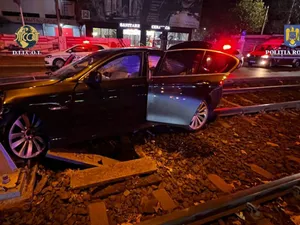 Dealeri de droguri, prinși în București. Șoferul nu avea permis și a intrat cu mașina într-un stâlp - Foto: Poliția - DIICOT