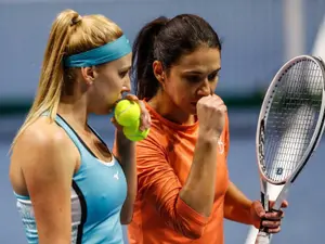 Perechea Raluca Olaru/Nadiia Kichenok s-a calificat în turul trei la dublu de la Wimbledon. / Foto: news.ro