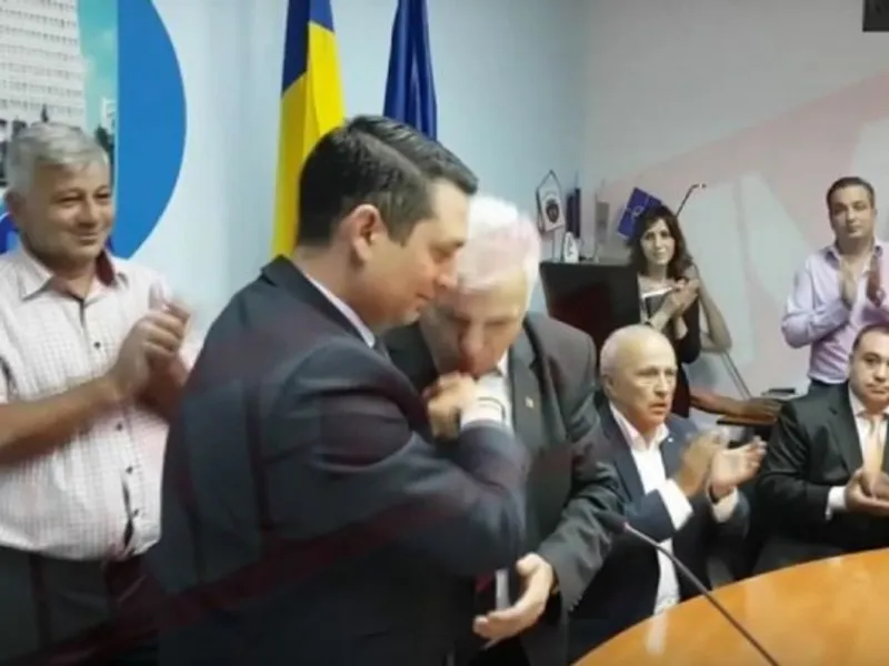 În 2016, când Bogdan Toader a preluat șefia CJ Prahova, un consilier PSD i-a pupat mâna Foto: Captură video